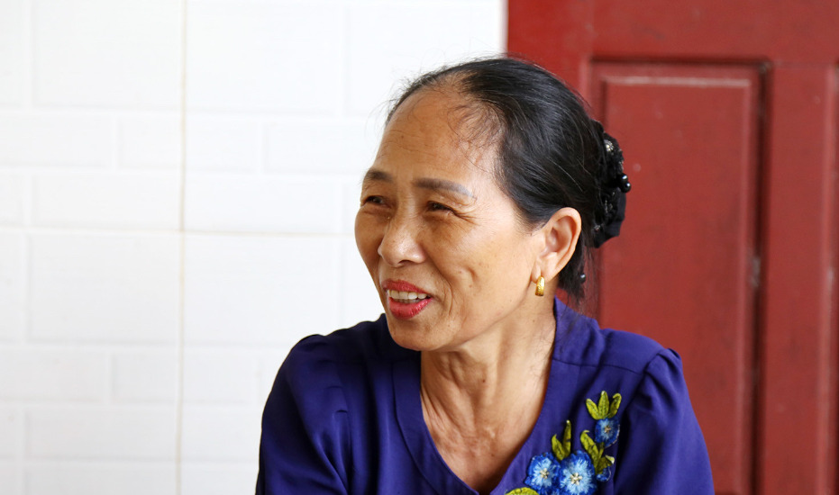 Bà Nguyễn Thị Hồng chia sẻ quy trình làm bánh ong truyền thống của gia đình. Ảnh: QH